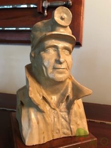 Leon Kridelbaugh carving