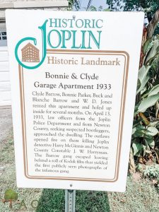 Bonnie & Clyde apt sign