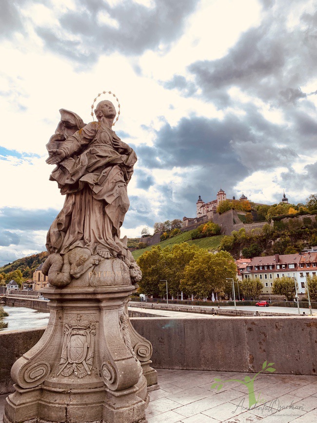 statue Old Main bridge wurzburg