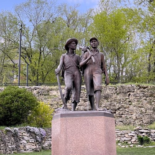 Tom and Huck bronze statue