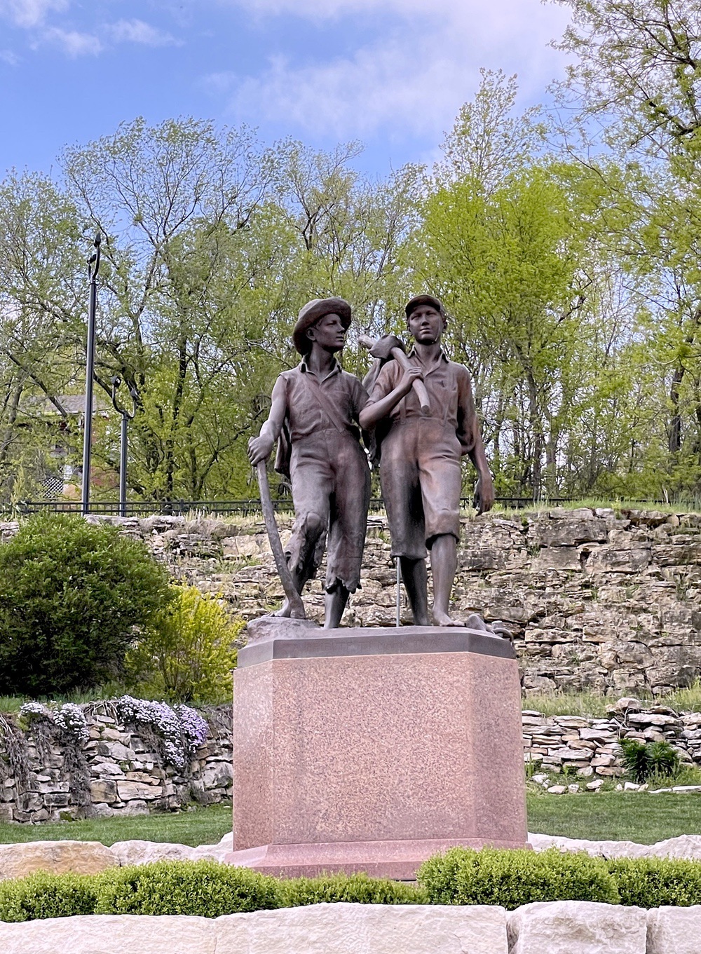 Tom and Huck bronze statue