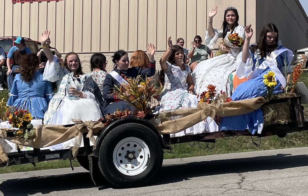 Queen and her court hootin and hollerin